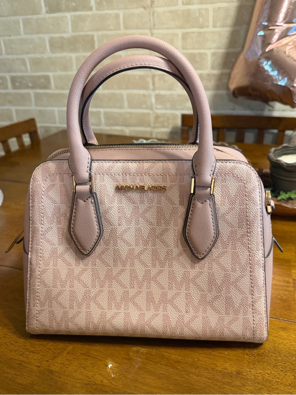 Michael Kors AYDEN MEDIUM LOGO AND FAUX LEATHER SATCHEL